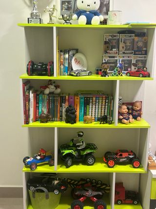 Estantería moderna blanca y verde