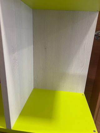 Estantería moderna blanca y verde