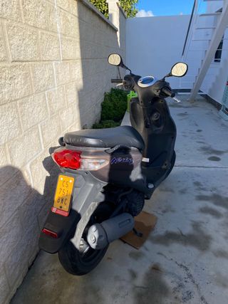 Moto Yamaha 50cc + 2 Cascos