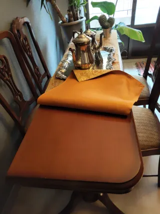 Mesa de madera maciza tallada a mano con 4 sillas