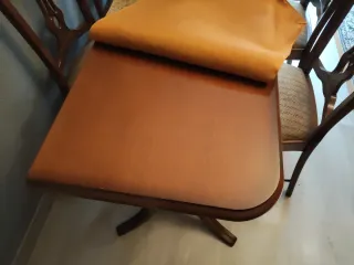 Mesa de madera maciza tallada a mano con 4 sillas