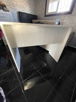 Escritorio blanco con cajón