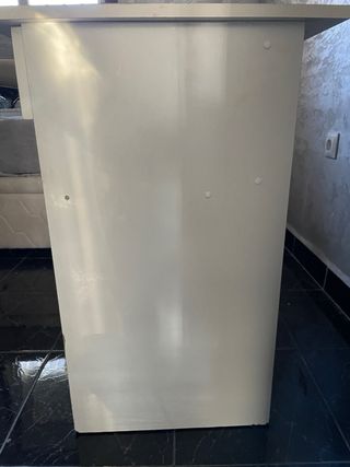 Escritorio blanco con cajón