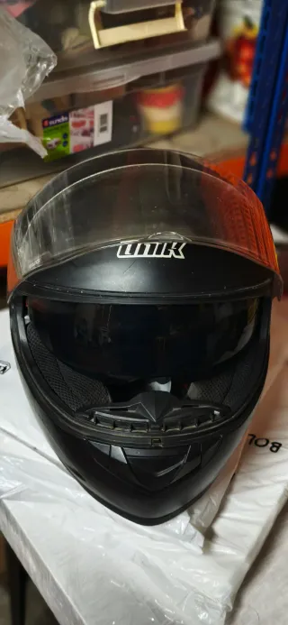 Casco integral negro para moto