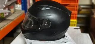Casco integral negro para moto