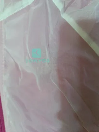 Chubasquero rosa y blanco