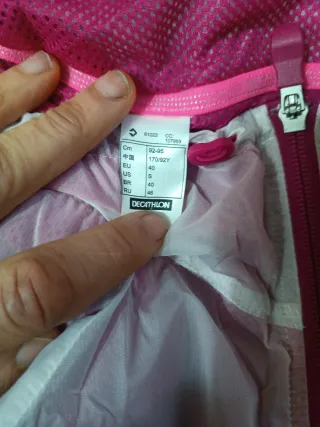 Chubasquero rosa y blanco