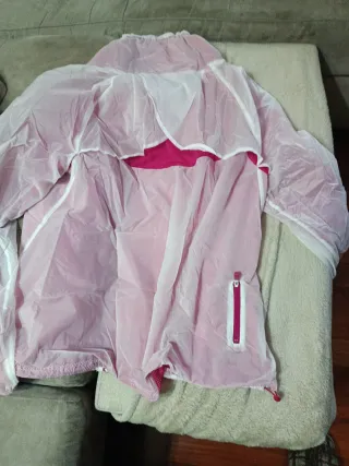 Chubasquero rosa y blanco