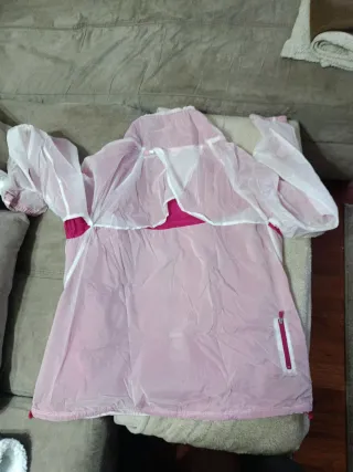 Chubasquero rosa y blanco