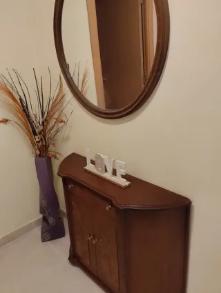 Recibidor de madera y espejo