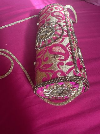 Bolso de fiesta dorado y rosa con pedrería