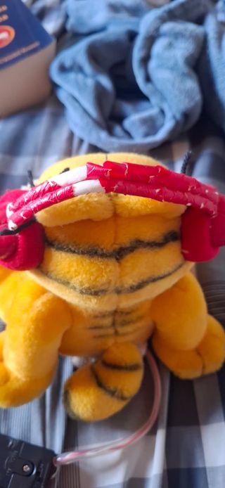 Peluche Garfield con diadema roja