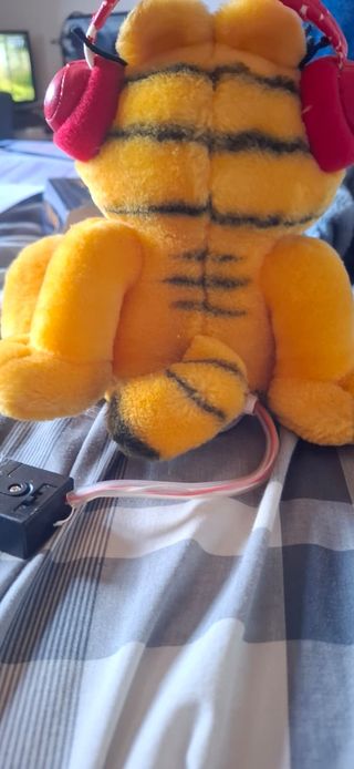 Peluche Garfield con diadema roja