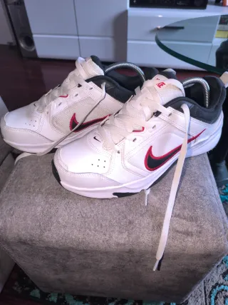 Zapatillas Nike Blancas y Rojas