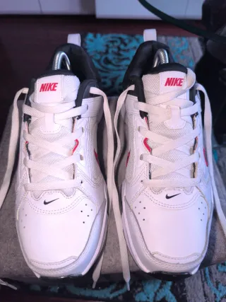 Zapatillas Nike Blancas y Rojas