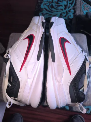 Zapatillas Nike Blancas y Rojas