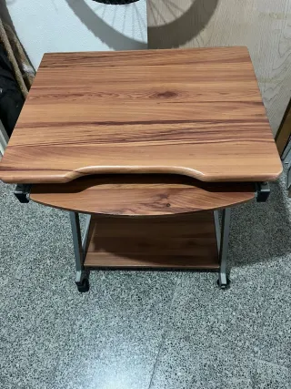 Mesa de ordenador con ruedas