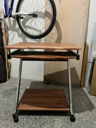 Mesa de ordenador con ruedas