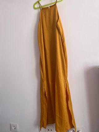Vestido largo dorado con aberturas