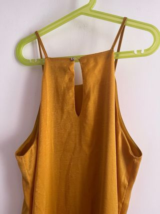 Vestido largo dorado con aberturas