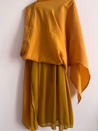 Vestido largo dorado con aberturas