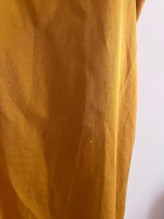 Vestido largo dorado con aberturas