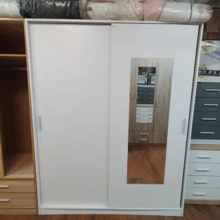 Armadio con ante scorrevoli e specchio