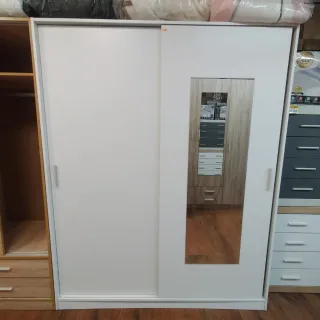 Armadio con ante scorrevoli e specchio