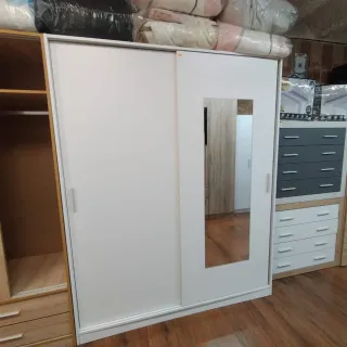 Armadio con ante scorrevoli e specchio