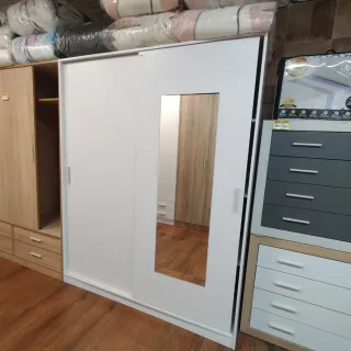 Armadio con ante scorrevoli e specchio