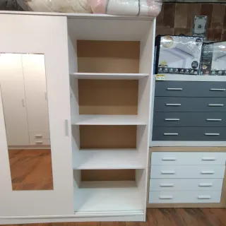 Armadio con ante scorrevoli e specchio