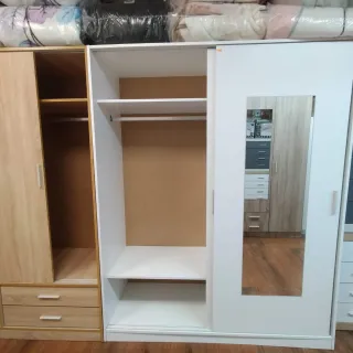 Armadio con ante scorrevoli e specchio