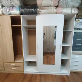 Armadio con ante scorrevoli e specchio