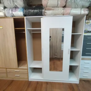 Armadio con ante scorrevoli e specchio