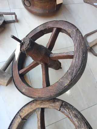 Ruedas antiguas de madera pequeñas