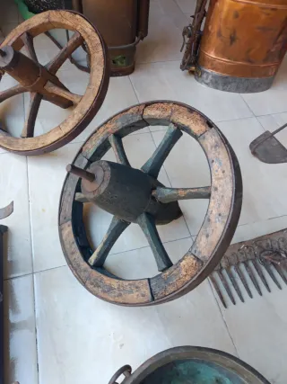 Ruedas antiguas de madera pequeñas