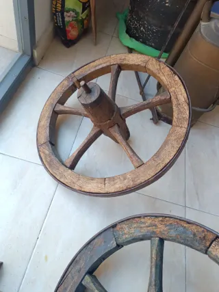 Ruedas antiguas de madera pequeñas