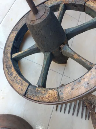 Ruedas antiguas de madera pequeñas