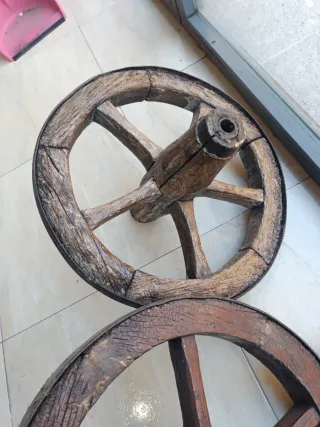 Ruedas antiguas de madera pequeñas