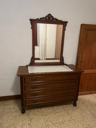 Comò classico vintage con specchio