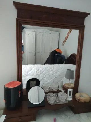 Cómoda de madera maciza con espejo y mármol