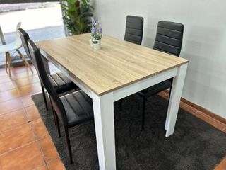 Mesa comedor con 4 sillas negras