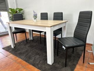 Mesa comedor con 4 sillas negras