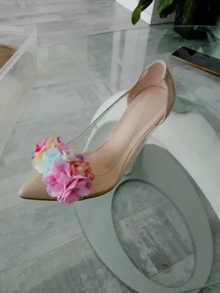 Zapatos beige con flores multicolor