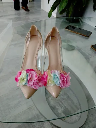 Zapatos beige con flores multicolor