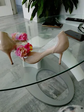 Zapatos beige con flores multicolor