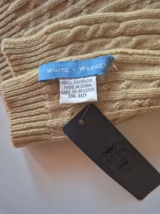 Sciarpa beige lavorata a maglia