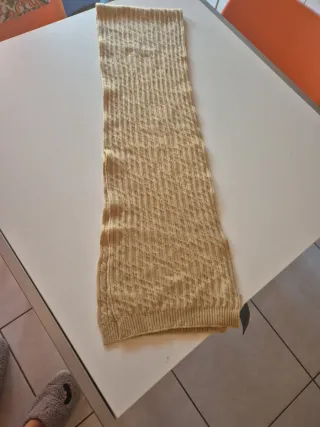 Sciarpa beige lavorata a maglia