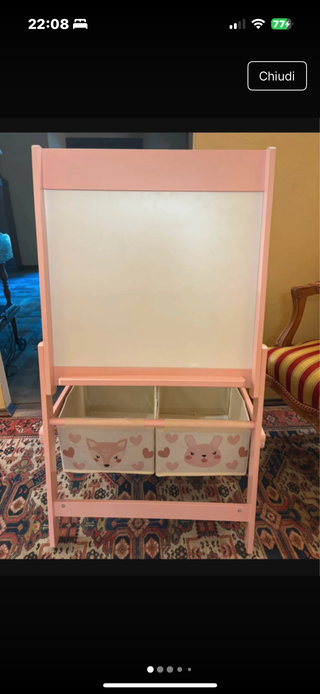 Lavagna per bambini rosa con contenitori