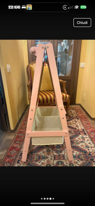 Lavagna per bambini rosa con contenitori